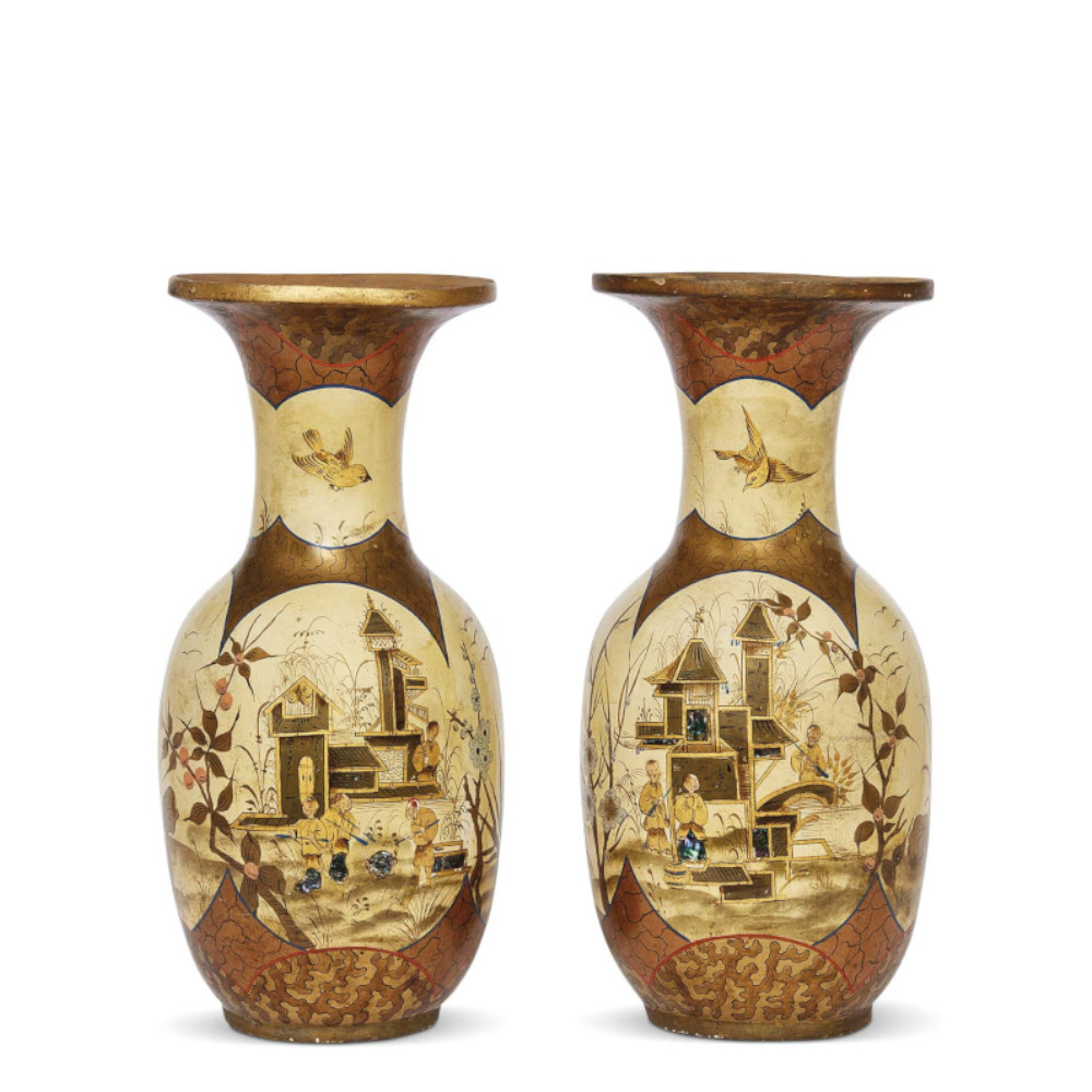 Coppia di vasi in legno laccato