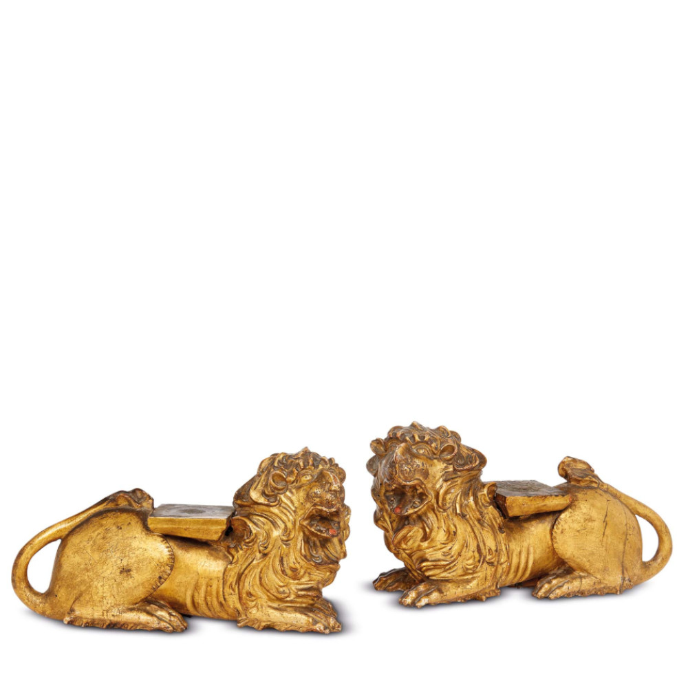Coppia di sculturine in legno dorato leoncini