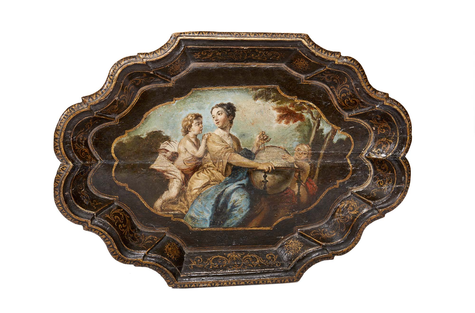 Vassoio in legno intagliato e laccato